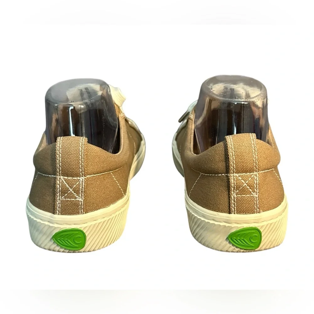 Cariuma Oca Low Canvas Tennis Sneakers in Washed Burn Sand Mens 8 Womens 9.5 B21